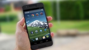 Ilustrasi cara perbaiki ghost touch android dengan jari menyentuh layar secara acak – solusi mudah untuk semua merek HP